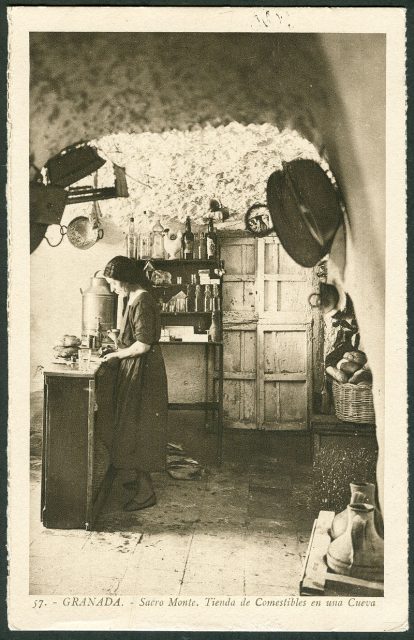Postal número 57. Granada, Sacro Monte. Tienda de Comestibles en una Cueva. Lucien Roisin 