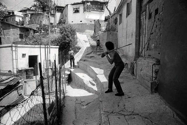 Jugando Chapita, 1982 © Carlos Germán Rojas