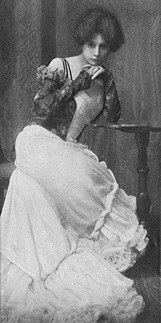 Autorretrato, 1901. Zaida Ben-Yûsuf Autorretrato, 1901. Zaida Ben-Yûsuf
