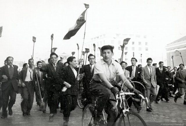 Manifestación a favor de Ibáñez, 1952 © Marcos Chamudes Manifestación a favor de Ibáñez, 1952 © Marcos Chamudes