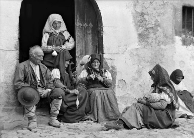 Ansotanos con trajes tradicionales de diario. Ricardo Compairé. Fototeca Diputación Provincial de Huesca Ansotanos con trajes tradicionales de diario. Ricardo Compairé. Fototeca Diputación Provincial de Huesca