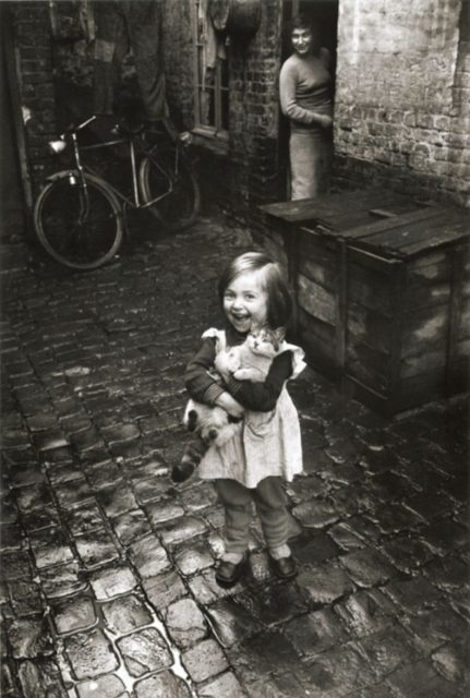 La fillette au chant, Roubaix 1958-59 © Jean-Philippe Charbonnier La fillette au chant, Roubaix 1958-59 © Jean-Philippe Charbonnier