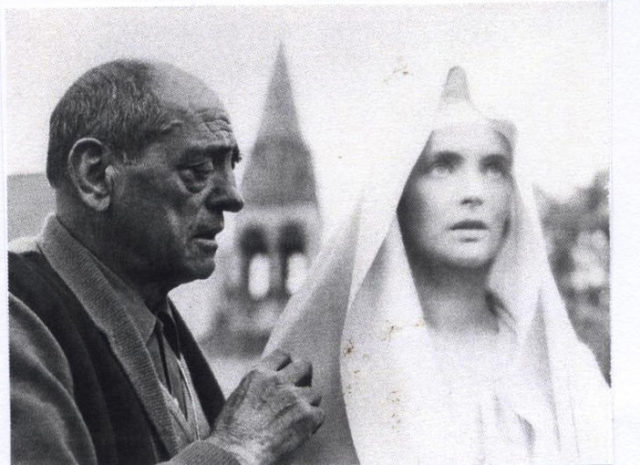 Luis Buñuel da orientaciones a la virgen en el filme La vía Láctea” © Antonio Gálvez Luis Buñuel da orientaciones a la virgen en el filme La vía Láctea” © Antonio Gálvez