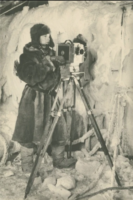 Cámara Roman Karmen filmando desde el rompehielos Joseph Stalin, 1939 © Dmitrij Debabov Cámara Roman Karmen filmando desde el rompehielos Joseph Stalin, 1939 © Dmitrij Debabov