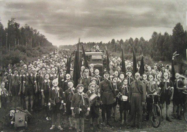 Pioneros de Leningrado en un ejercicio de defensa, 1937. Victor Bulla