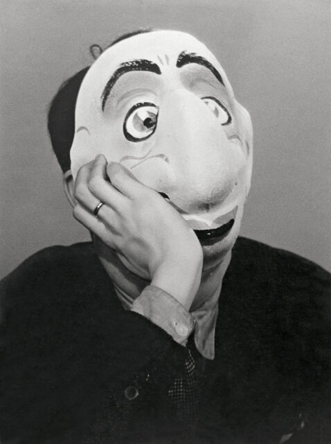 Masque de carnaval [porté par Pierre Prévert] © Jacques-André Boiffard